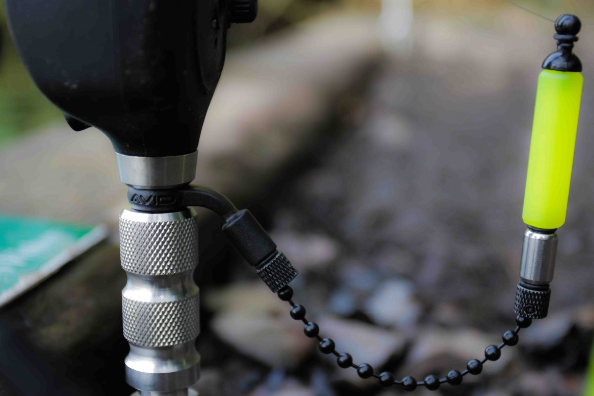 TJR Tackle 3-Piece Bobbin Bite Indicator Set With Semi-Short Chains & 3 Carp Rod Rests